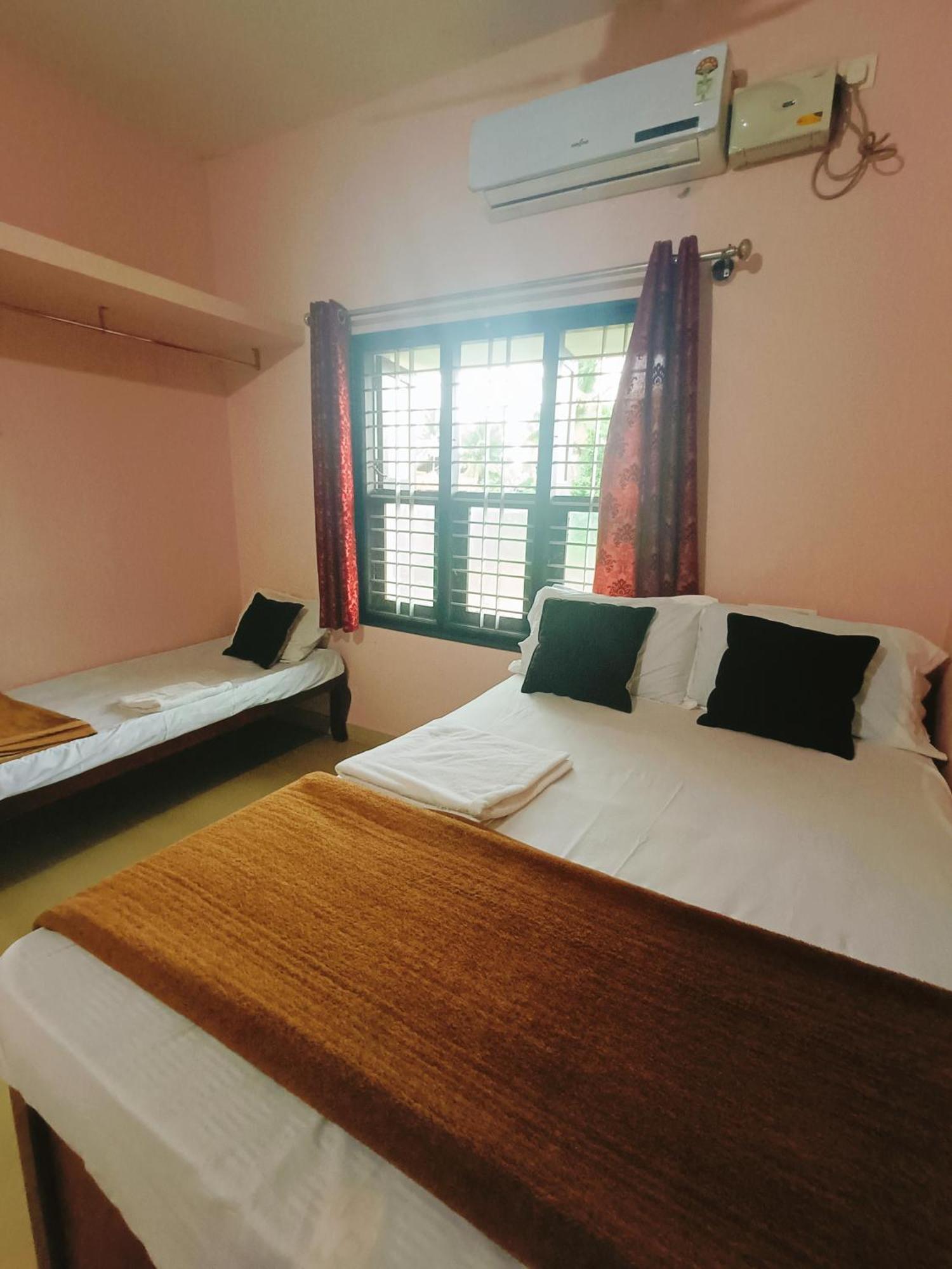 Maanyatha Home Stay Manipal Phòng bức ảnh